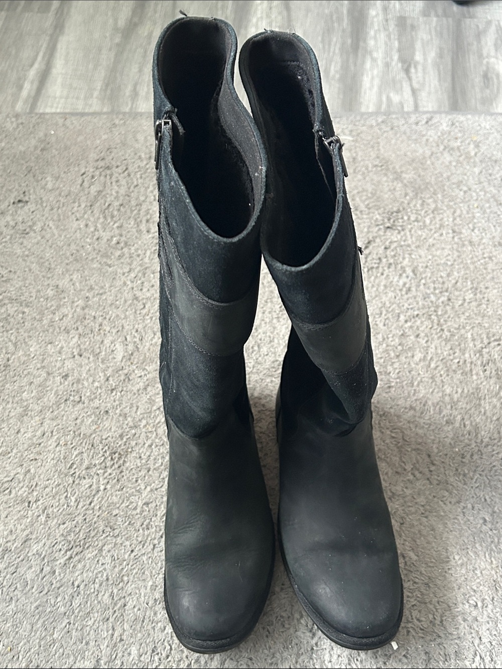 UGG Black Leather & Suede Mid-Calf Low Heeled Boots W / Double Decorative Buckle